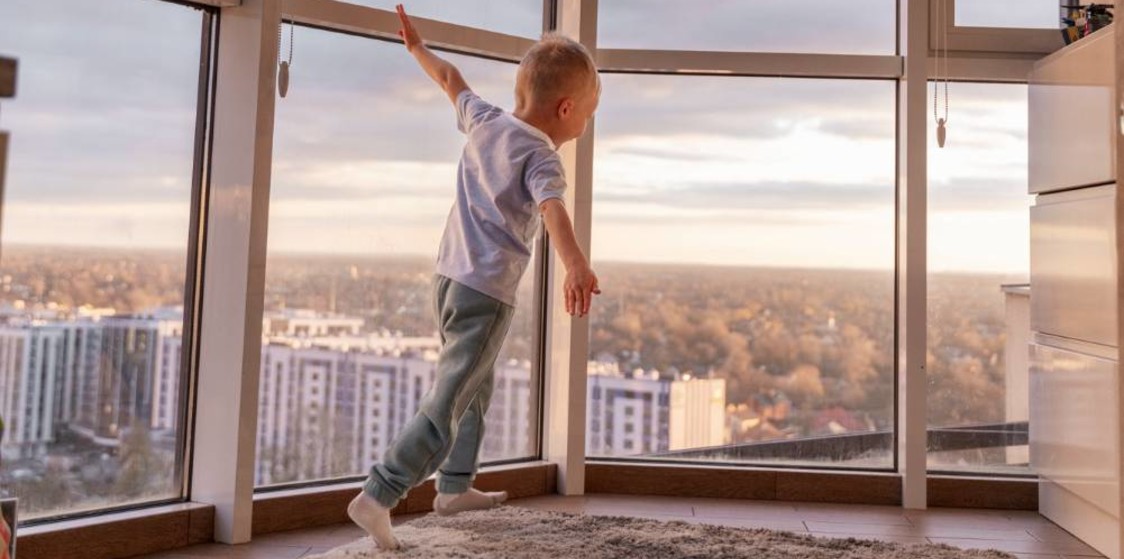niño jugando en casa con Ventanas de aluminio Barcelona