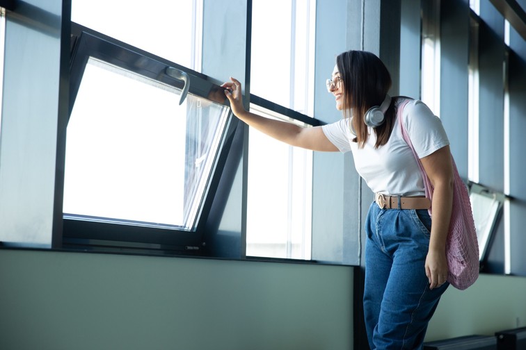 mujer mirando desde Ventanas de aluminio en Barcelona