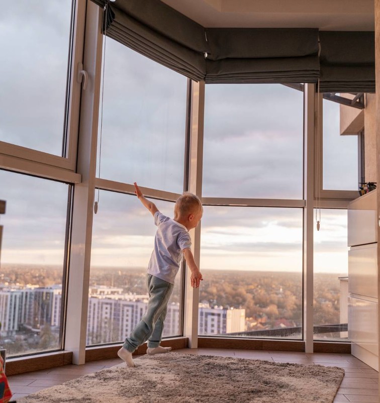 niño jugando en casa con Ventanas de aluminio Barcelona